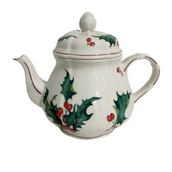 VILLEROY & BOCH HOLLY TEAPOT 4 CUP 6 5/8" 1748 Vitro Porcelaine High Tea Pot   This Villeroy & Boch Holly Tea Pot is perfect for your upcoming Christm