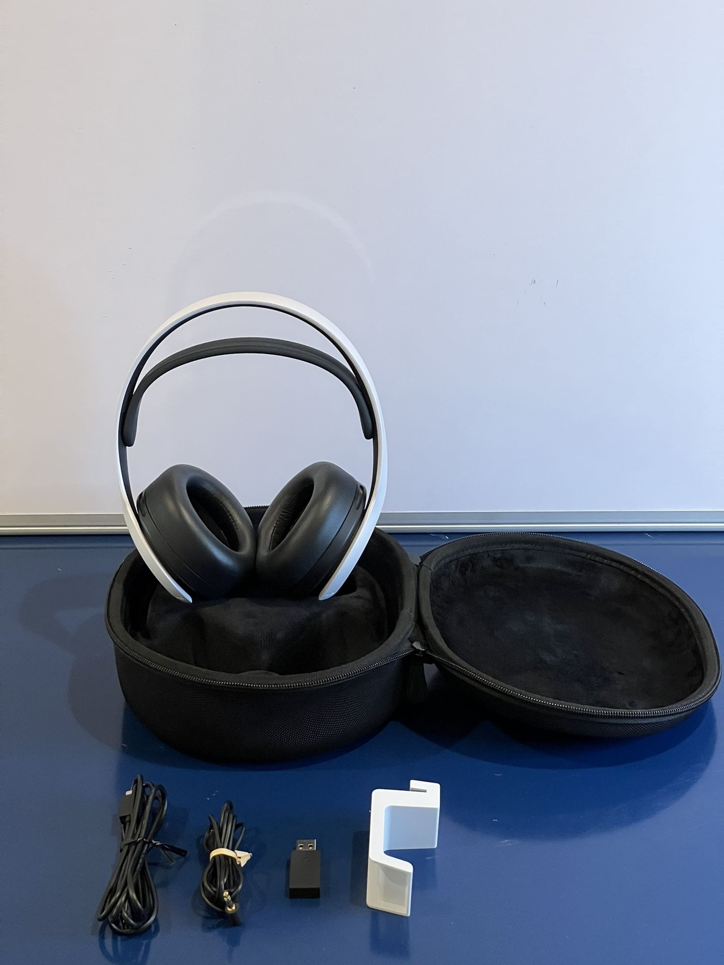 Sony PULSE 3D Wireless Gaming Headset – PS5 / PS4 / PC Compatible