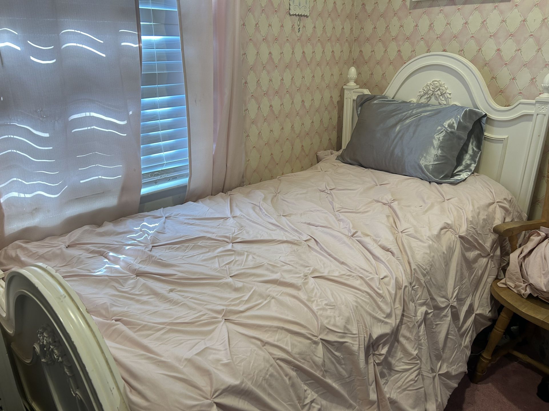 Stanley Isabella White Twin Bed Solid Wood