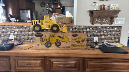 Tonka truck skip loader in great condition box is not