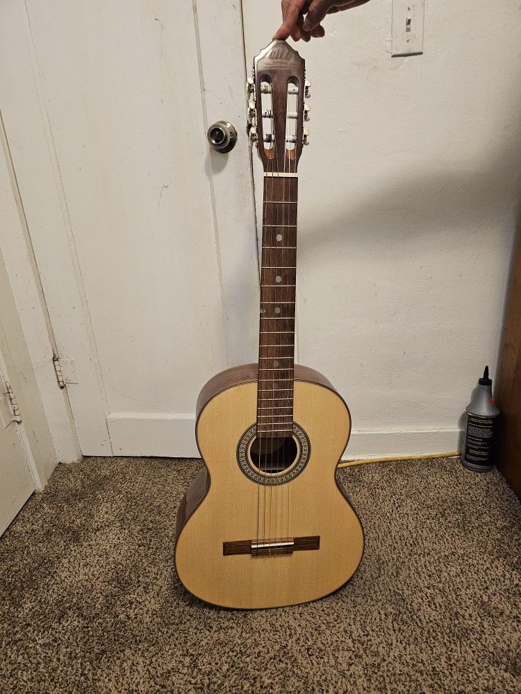 Guitarra De Madera En Buen Estado 