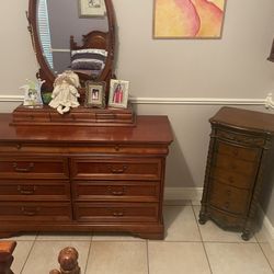 Lexington Bed Room Set Like New