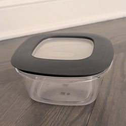 Rubbermaid Premier Easy Find Lids Food Storage Container, 1 Container