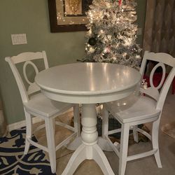 Crate And Barrel Table An Chairs 