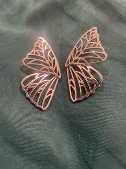 Butterfly wing earrings in the color silver