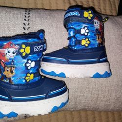 FIRM IN MERCED‼️TODDLER SNOWBOOTS SIZE 7
