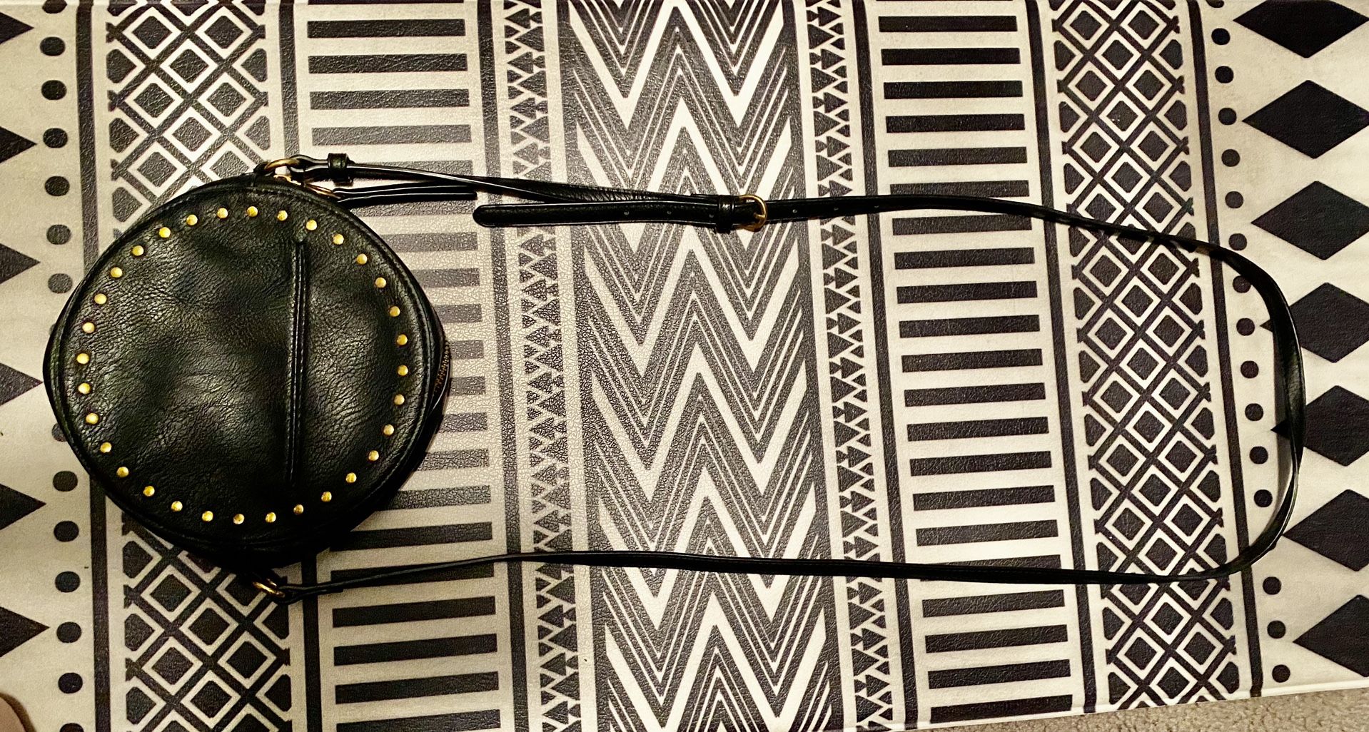 universal thread goods co black cross body bag