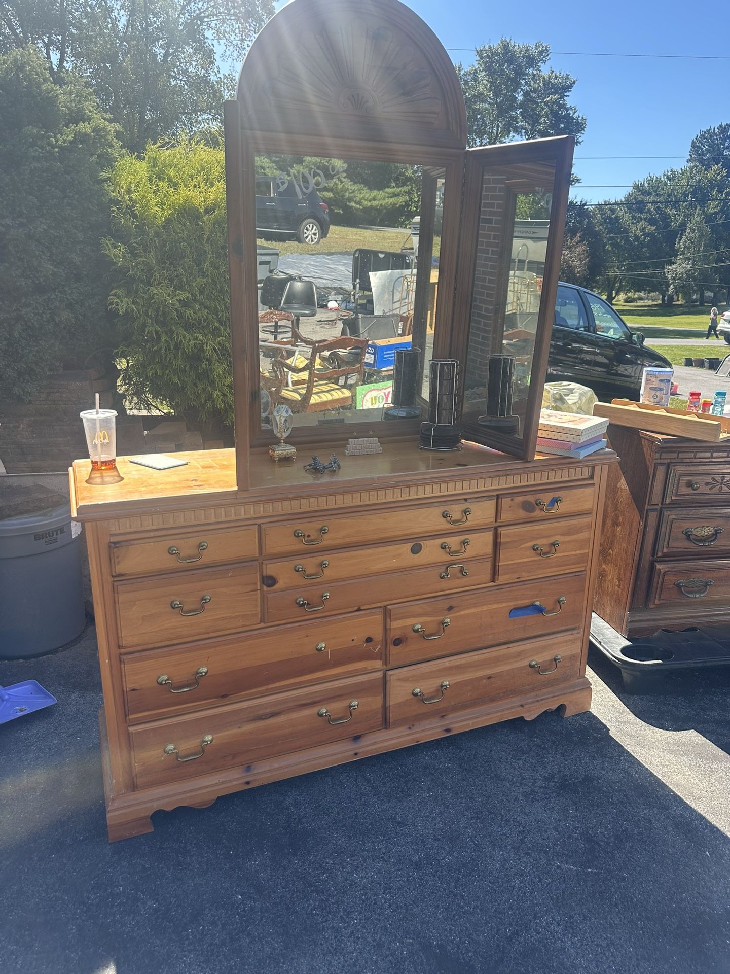 10 Drawer Dresser With Folding Mirrors
