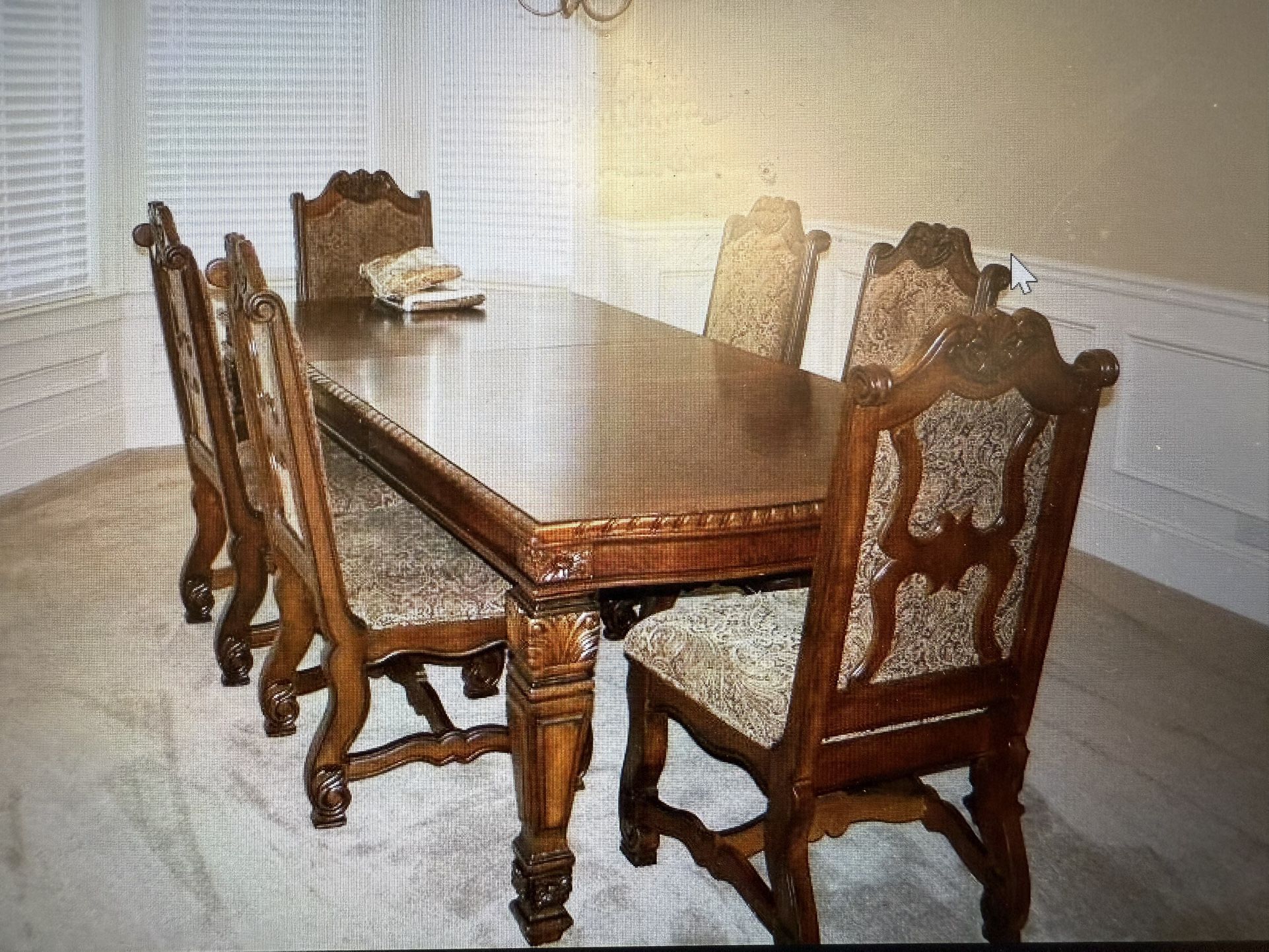 Old Classic Table