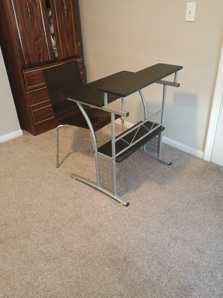 Selling Desk And Chair