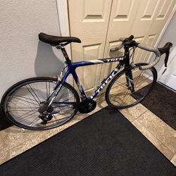 TREK 5200 OCLV 120, 11-SPEED SHIMANO 105 CARBON ROAD BIKE, 52CM. 