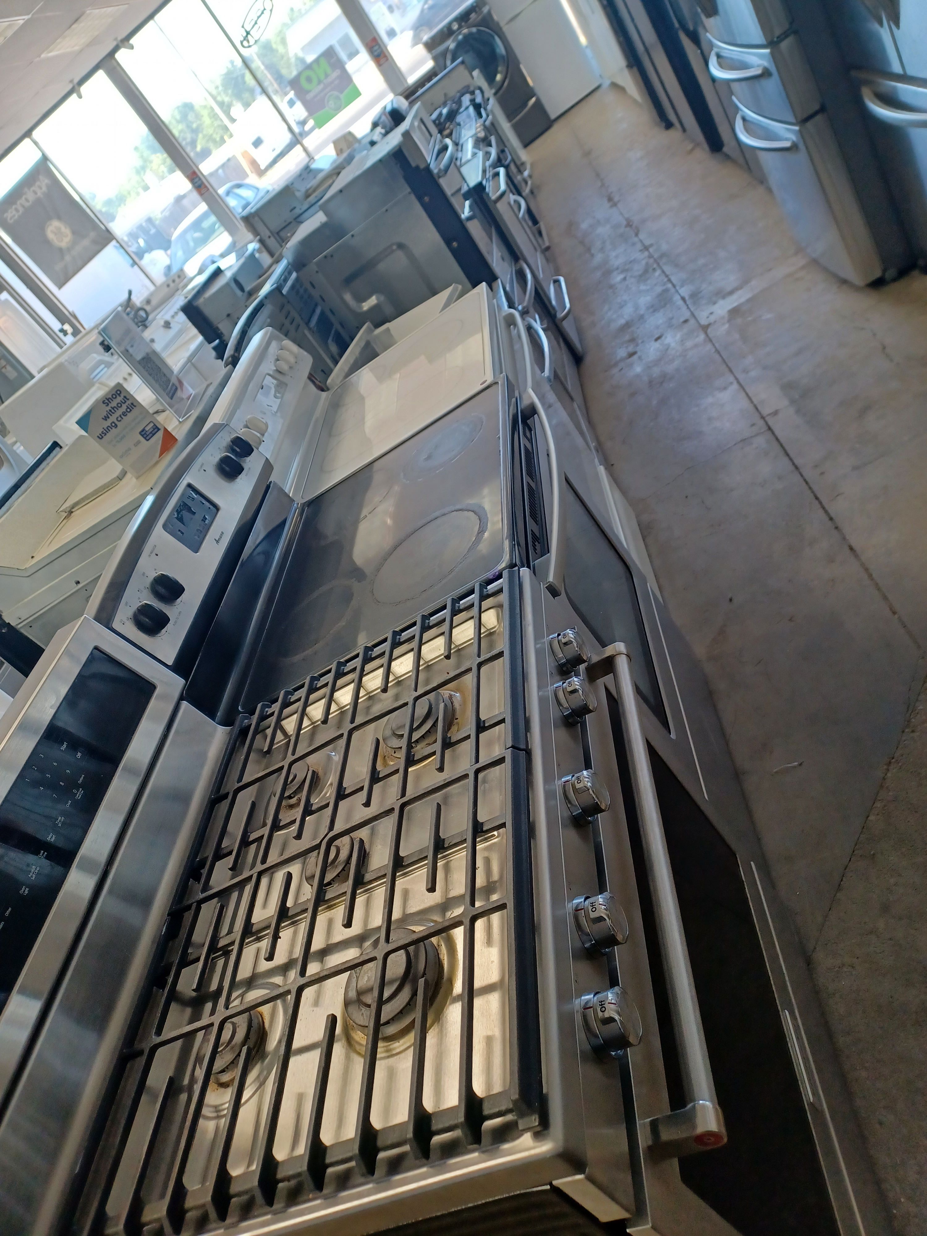 Used Oven/Ranges for sale. Double wall ovens, Gas and electric Stoves Prices start at listed price