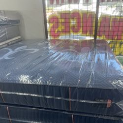 KING SIZE STEARNS & FOSTER LUX ESTATE (MEDIUM) MATTRESS & BOX SPRINGS BED SET