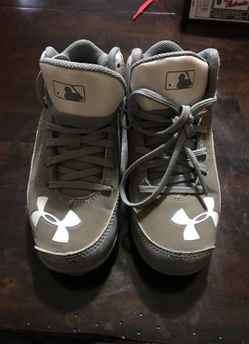 Under armour used shoes kids size 11
