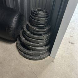 255 Lbs…250$ (must pick up)Olympic 45#barbell with Clamps & Weights for 300$ 