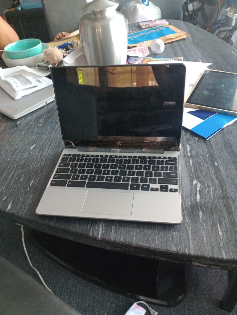 HP Chromebook G5 11 and working charger