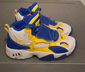 Boys Size 5 Nike Air Max Basketball Shoes