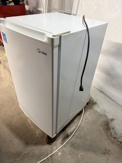 Midea 3 Cu Feet Upright Freezer