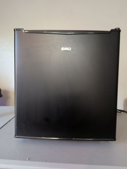 Sunbeam Black Compact Mini Fridge
