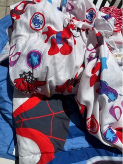 Twin size amazing Spidey with friends bedding set