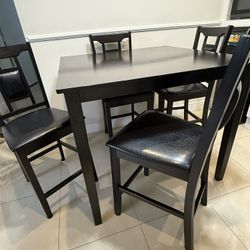 Dining Table good conditions 