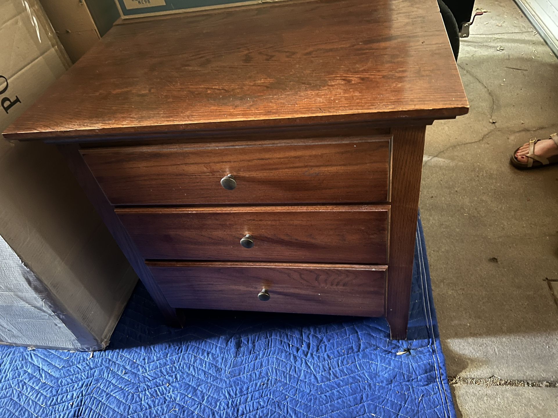 beautiful bedroom set (2 dressers + side table)