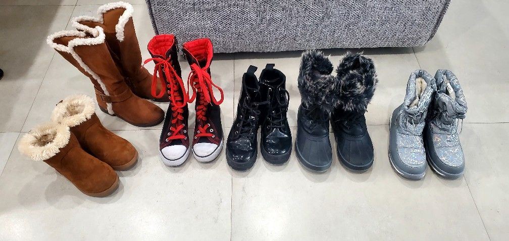 KIDS BOOTS  👢:  7 Pairs    