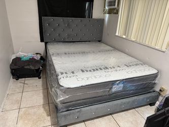 NEW MATTRESS QUERN SIZE PLUSH WITH BOX SPRING