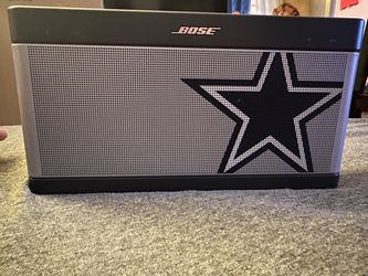 Dallas Cowboys Bose SoundLink Bluetooth Speaker III with wall charger NFL helmet jersey football