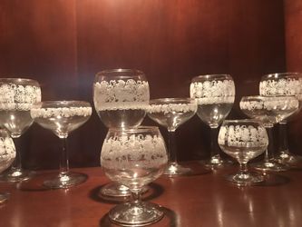 Bonito juego de copas de cristal 14 piezas. Beautiful 14-piece glass goblet set.