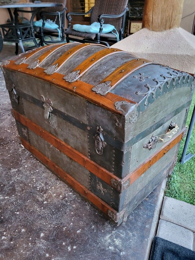 1900  Traditional Dome Top Steamer Trunk