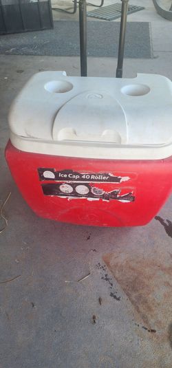 Ice chest with wheels