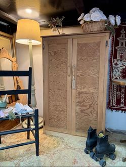 BEAUTIFUL ANTIQUE CABINET, ARMOIRE..