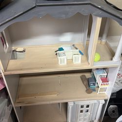 Free lots of Barbie stuff come get it