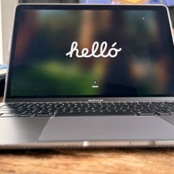 MacBook Air 13” (2020, A2179) – i5 / 16GB / 1TB SSD + Case