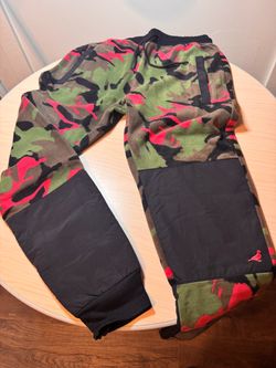 🕊️ NWT Staple Pigeon Fleece Camo Jogger Pants - Pink/Green/Black (Size S)