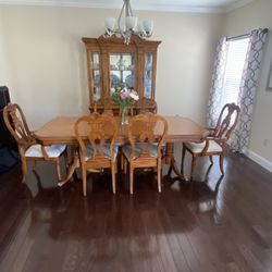 Antique Dining Set With Hatch