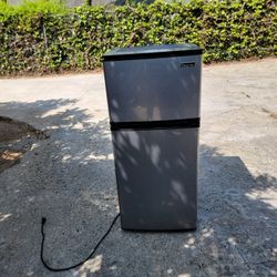 Magic Chef 4.3cu Stainnless Steel 2 Door Mini Fridge With Top Freezerr 