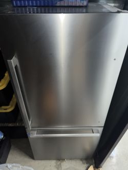 Newer Fridge HISENSE brand 6ft/28inch