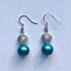 🦋 Pretty, turquoise faux pearl and silver tone circle design beaded earrings