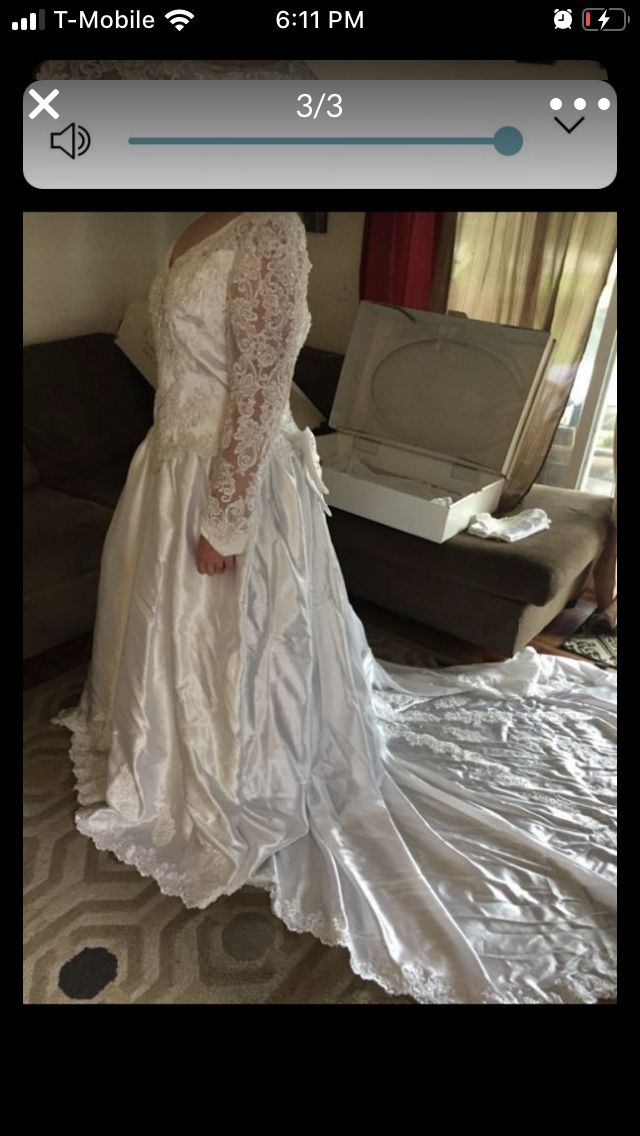 Wedding dress size 24 (fits 18/20 )