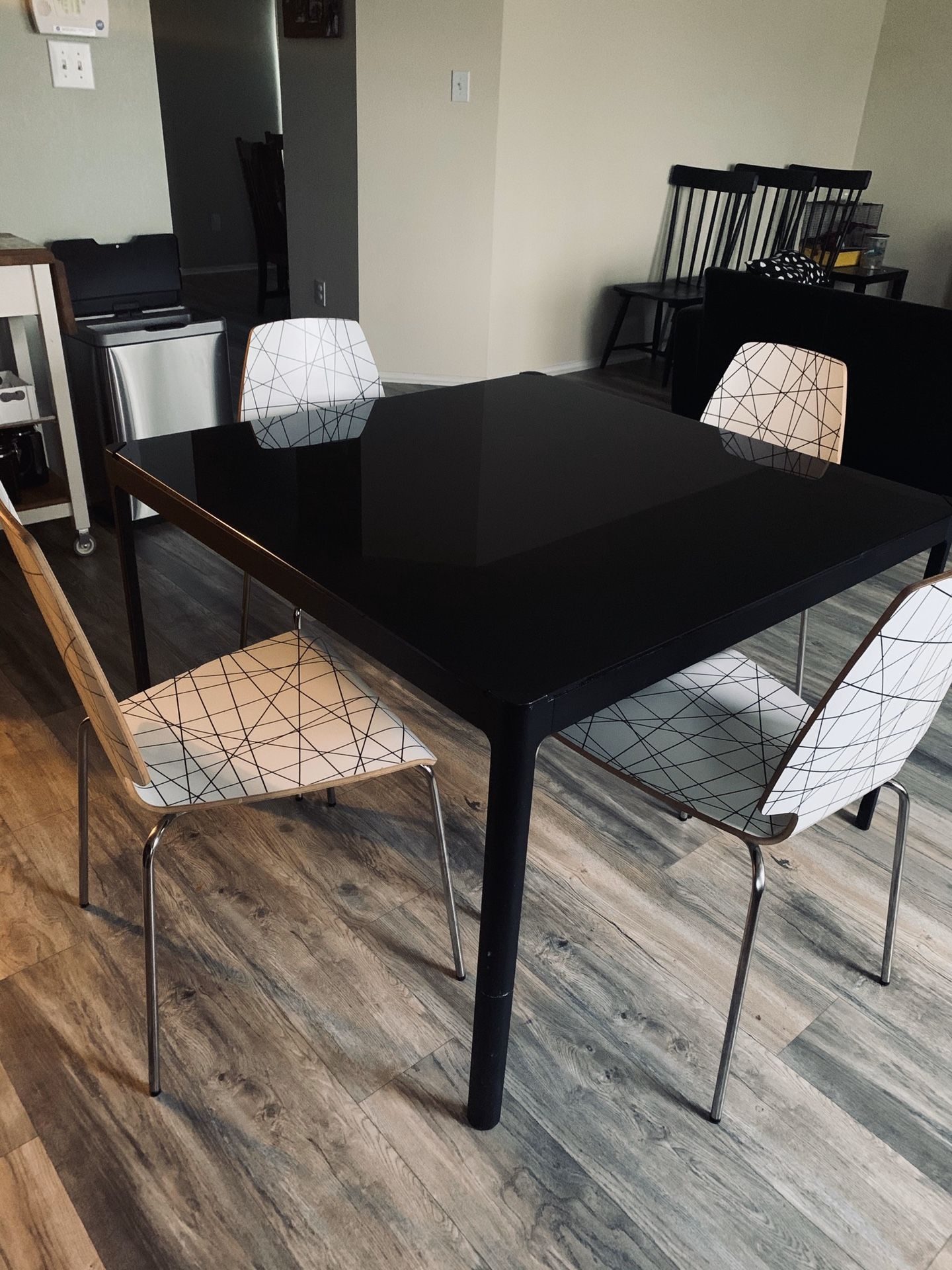 Dinning /breakfast table with chairs