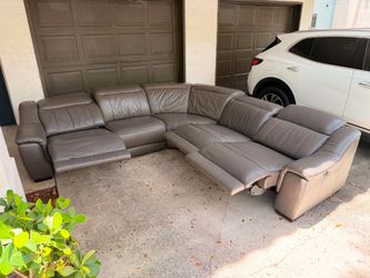 Very nice recliner couch