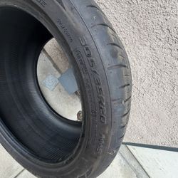 305/35/20 Tire 