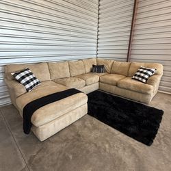 Luxury Sectional Couch Made By Living Spaces ( Free Delivery )