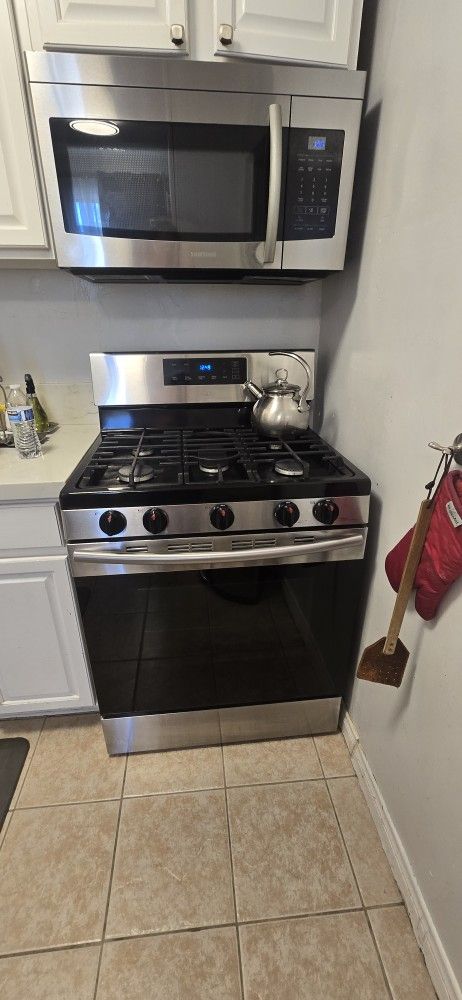 Samsung Stove And Microwave 