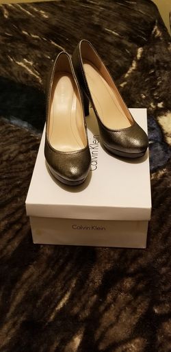 Size 6 1\2 Calvin Klein Grey heel