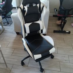 Gaming Chair - No Damage - Like new