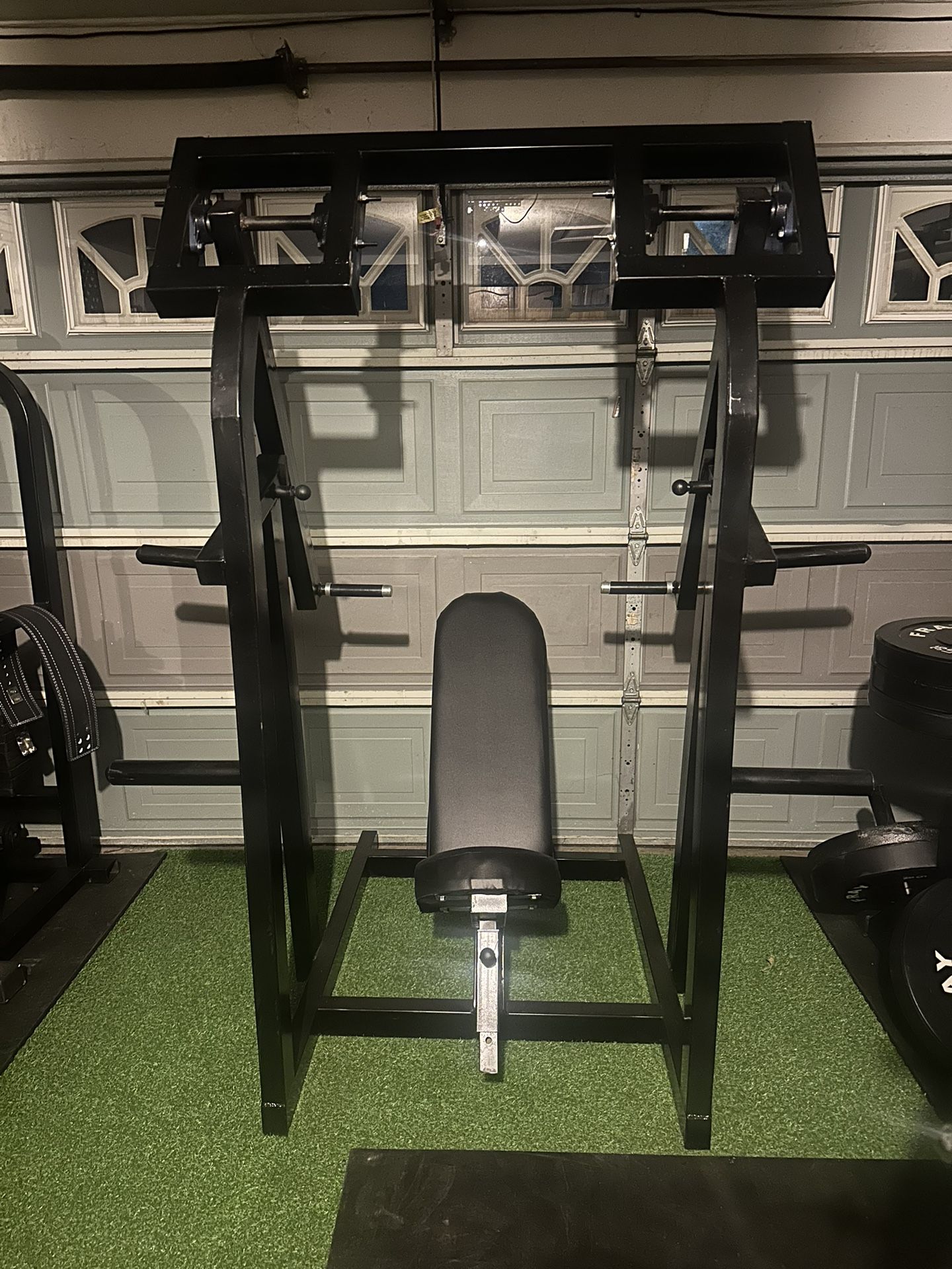 PLATE-LOADED ISO-LATERAL SHOULDER PRESS