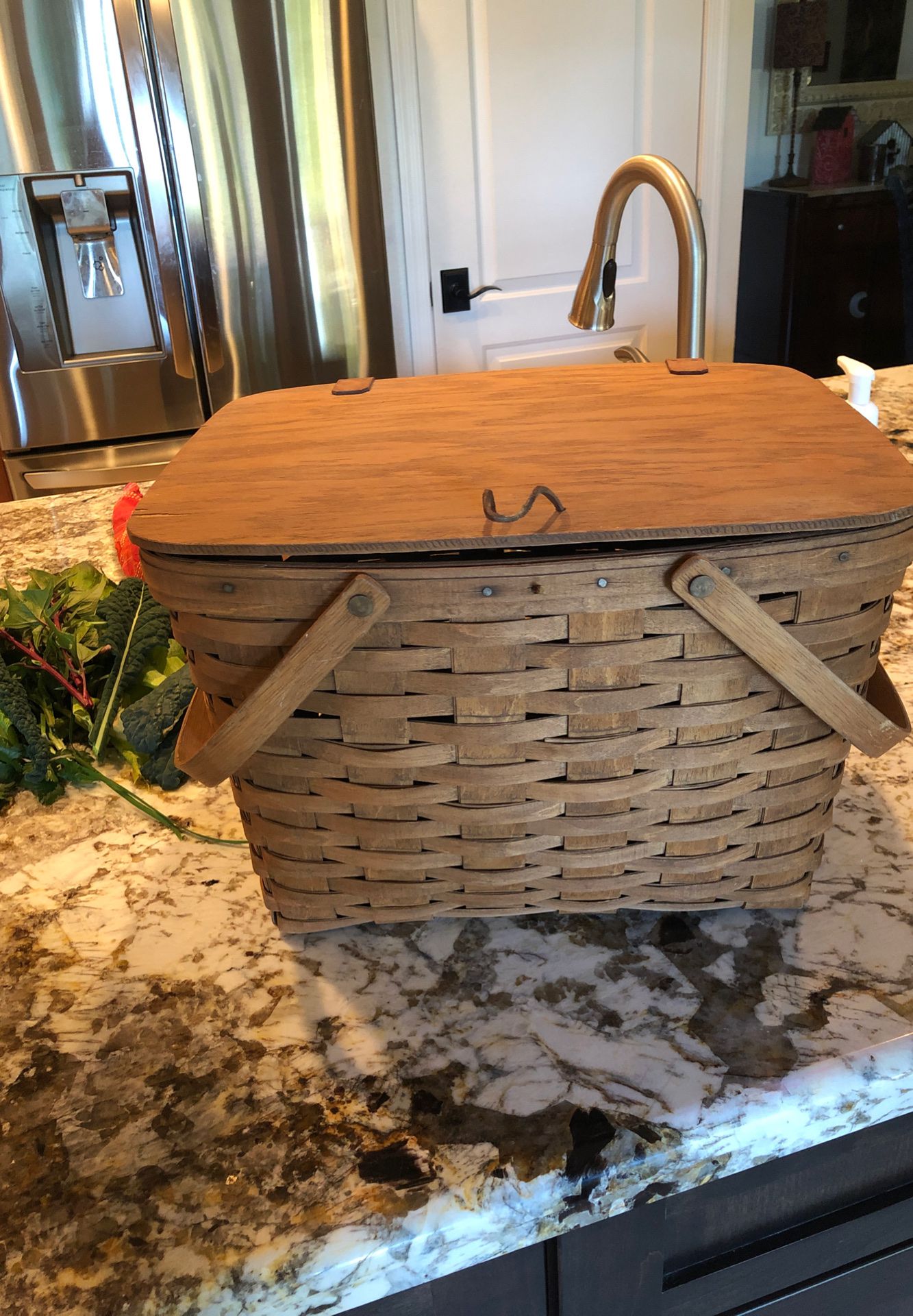 Longaberger large classic picnic basket w/ riser